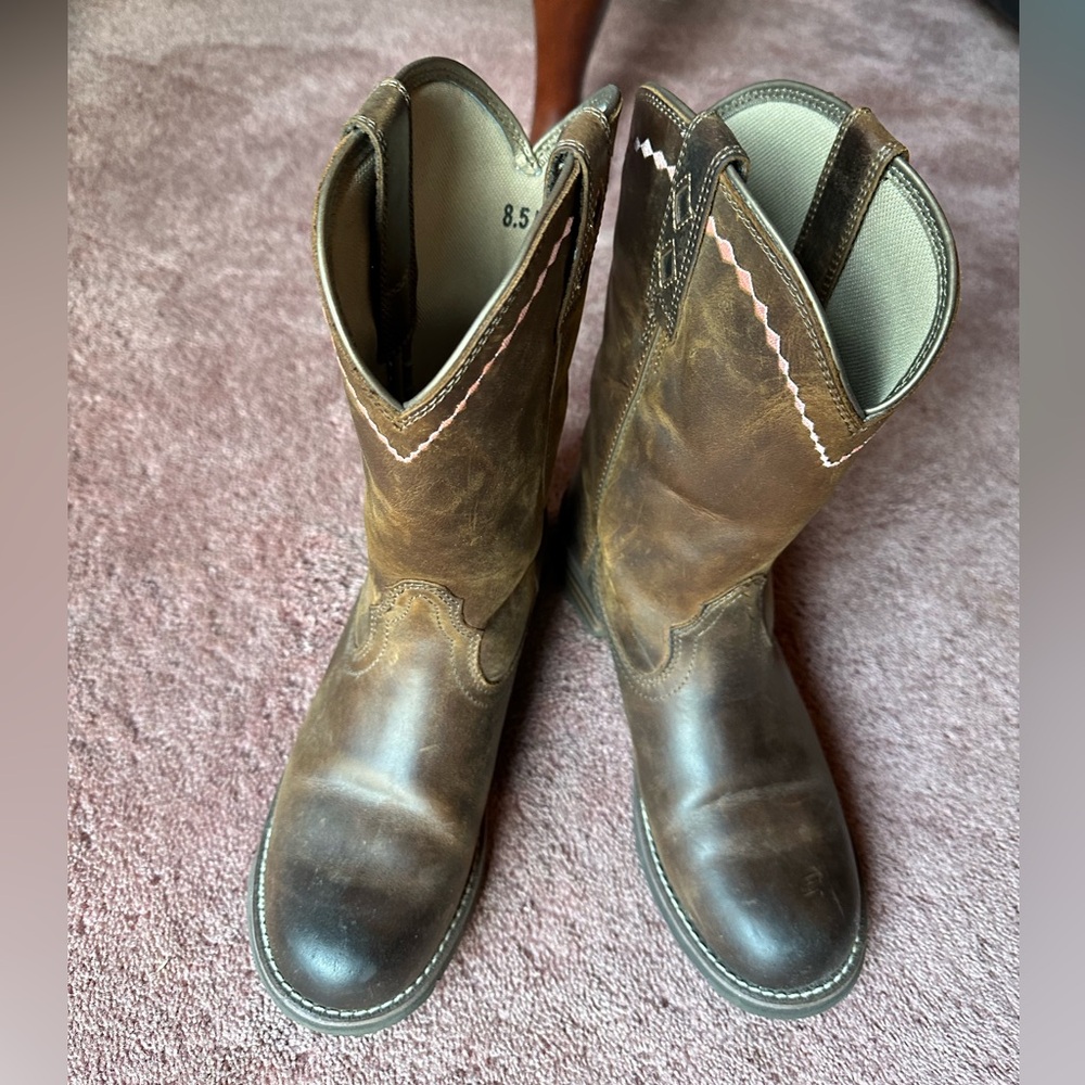 Women’s Ariat Boots with pink trim size 8.5